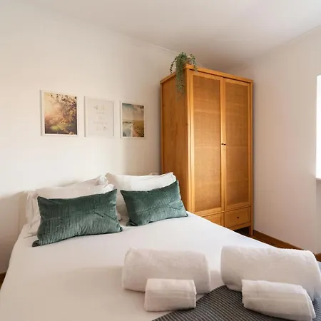 Апартаменти Gorgeous Rooftop 2-bed With Beautiful View *