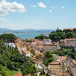 Gorgeous Rooftop 2-bed With Beautiful View Apartament Lizbona
