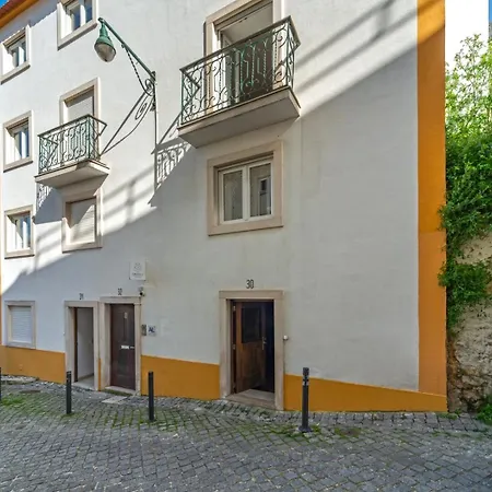 Апартаменты Gorgeous Rooftop 2-bed With Beautiful View Лиссабон